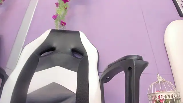 luna bradley  online show from February 23, 2026, 12:24 pm