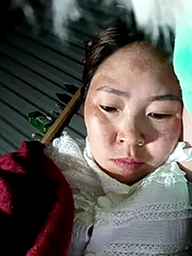 Yiyoongg online show from March 11, 2026, 1:17 pm