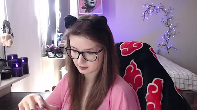 LunaXcherry online show from May 1, 2026, 9:03 am