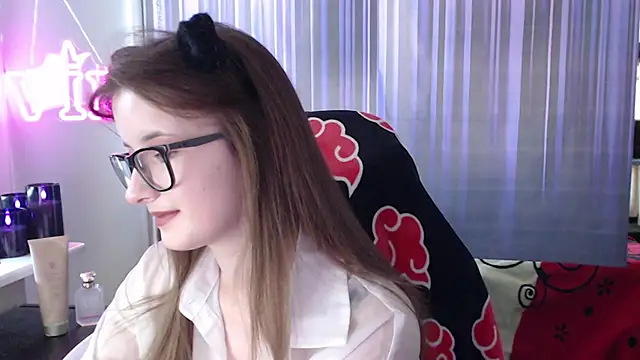 LunaXcherry online show from June 25, 2026, 4:44 pm
