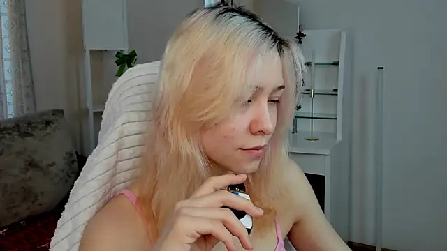 EmilyTrase online show from April 27, 2026, 1:25 am