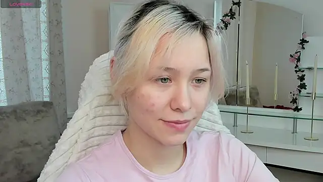 EmilyTrase online show from April 28, 2026, 1:15 am