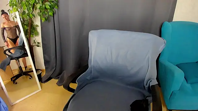 Snapshot of little__isabel chatting on May 21, 2026, 7:59 am little isabel online show from May 21, 2026, 7:59 am