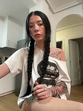 Karmenlovex online show from April 25, 2026, 7:55 pm
