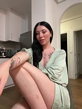 Karmenlovex online show from April 30, 2026, 8:57 pm