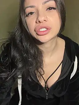 Layana Ro online show from February 10, 2026, 8:35 pm