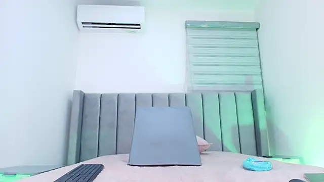 freyhasmith  online show from February 19, 2026, 3:02 am