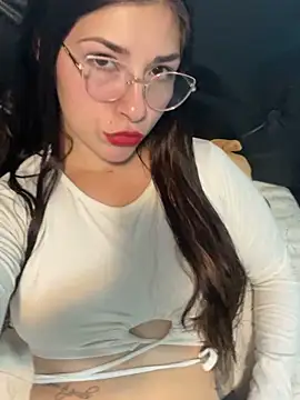 Snapshot of Luna33- chatting on April 21, 2026, 5:39 pm Luna33- online show from April 21, 2026, 5:39 pm