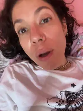 JeanneDuval8888 online show from May 3, 2026, 10:05 pm