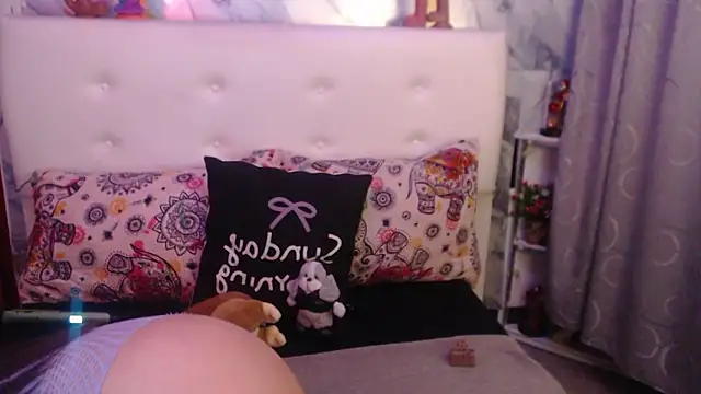 Nicolelewllss online show from March 13, 2026, 10:55 am