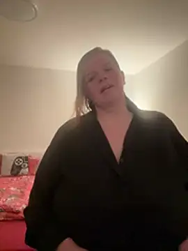 Laura-Loveyou online show from March 14, 2026, 5:07 pm