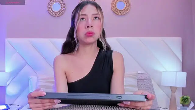 ValeryGomezz online show from April 27, 2026, 1:53 pm
