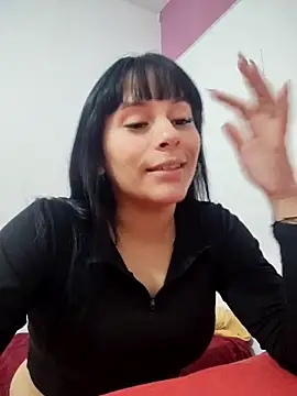 lolaa0777 online show from May 5, 2026, 5:43 pm