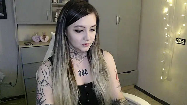 Snapshot of Rin_Tozier chatting on April 2, 2026, 1:25 am Rin Tozier online show from April 2, 2026, 1:25 am