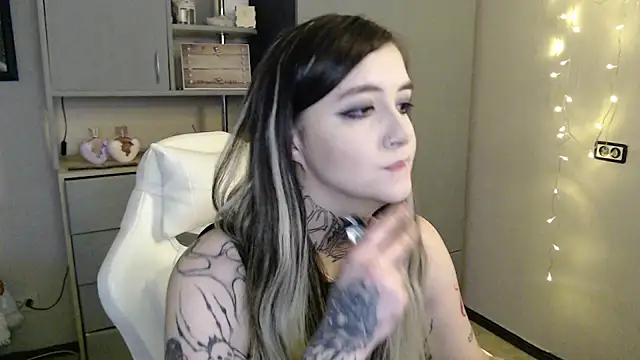 Snapshot of Rin_Tozier chatting on April 7, 2026, 1:06 am Rin Tozier online show from April 7, 2026, 1:06 am