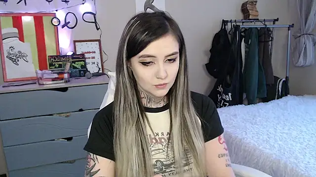 Snapshot of Rin_Tozier chatting on April 19, 2026, 1:05 am Rin Tozier online show from April 19, 2026, 1:05 am