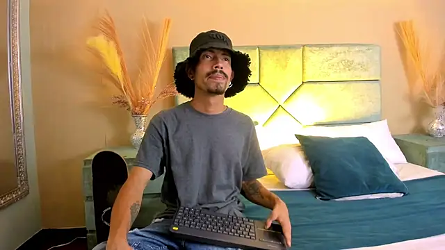 NoaahTylor online show from June 18, 2026, 4:02 am