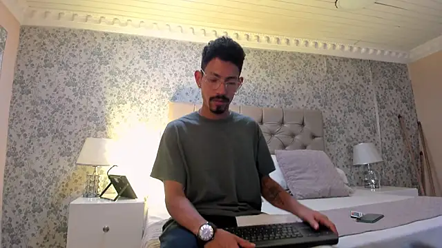 NoaahTylor online show from July 14, 2026, 4:28 am