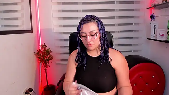 Snapshot of Emily_Jonesh chatting on June 1, 2026, 1:02 pm Emily Jonesh online show from June 1, 2026, 1:02 pm