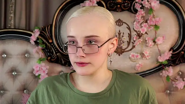 KirstinMcgeady online show from April 22, 2026, 11:12 am