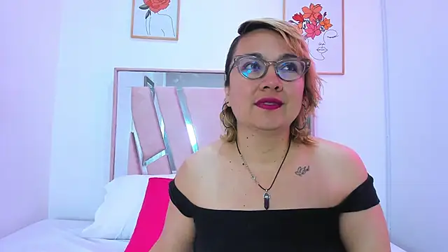 DariaLuca online show from April 28, 2026, 11:37 am