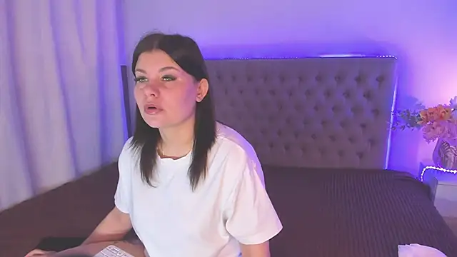 AmandaHoppe online show from August 1, 2026, 4:01 am