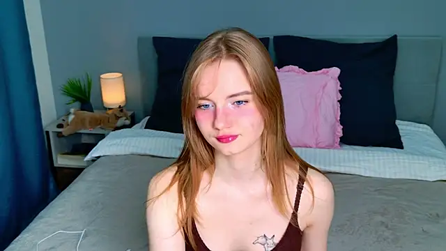 ElfieWhite online show from May 1, 2026, 6:12 pm