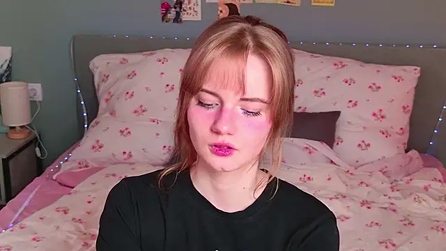 ElfieWhite online show from June 7, 2026, 6:44 pm