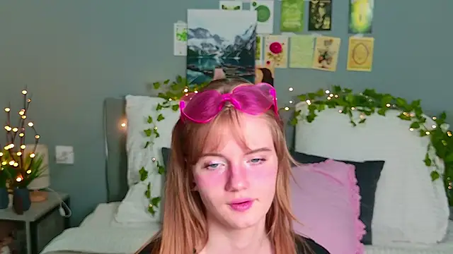 ElfieWhite online show from June 14, 2026, 7:27 pm