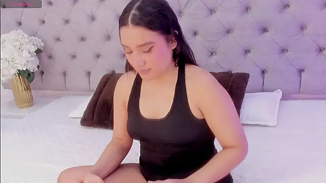 Snapshot of LiiaBloom chatting on May 17, 2026, 4:32 am LiiaBloom online show from May 17, 2026, 4:32 am