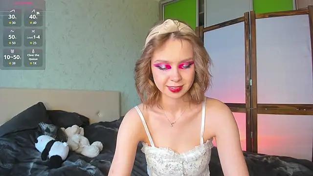 GlitchyDolly online show from May 6, 2026, 4:30 am