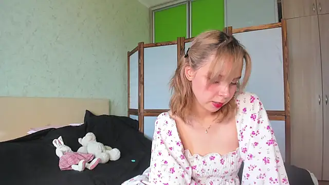 GlitchyDolly online show from May 21, 2026, 3:57 am