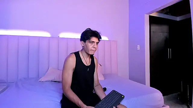 Snapshot of abrilandjulian chatting on July 4, 2026, 7:42 pm abrilandjulian online show from July 4, 2026, 7:42 pm