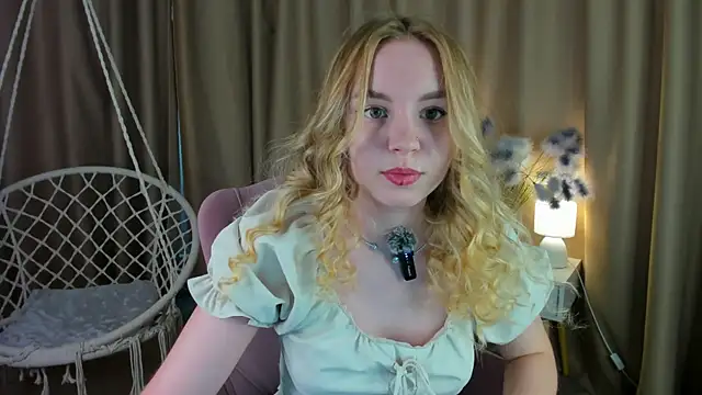 Snapshot of Linda__Bloom chatting on June 25, 2026, 12:43 am Linda Bloom online show from June 25, 2026, 12:43 am