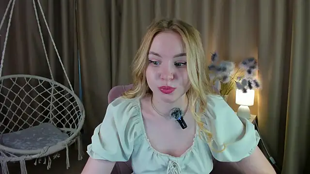 Snapshot of Linda__Bloom chatting on June 25, 2026, 5:34 am Linda Bloom online show from June 25, 2026, 5:34 am