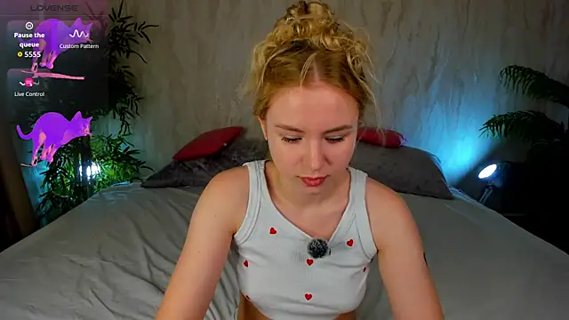 Snapshot of Linda__Bloom chatting on June 30, 2026, 12:44 am Linda Bloom online show from June 30, 2026, 12:44 am