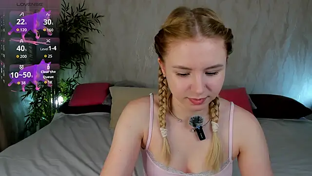 Snapshot of Linda__Bloom chatting on July 2, 2026, 12:43 am Linda Bloom online show from July 2, 2026, 12:43 am