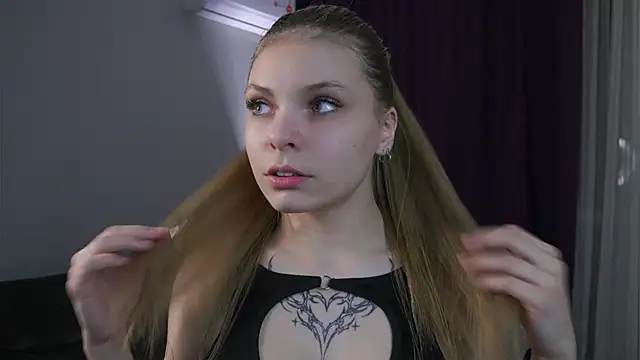 ZofiaPantano online show from March 8, 2026, 2:43 pm