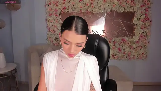 JulietteMoreau online show from April 23, 2026, 7:38 pm