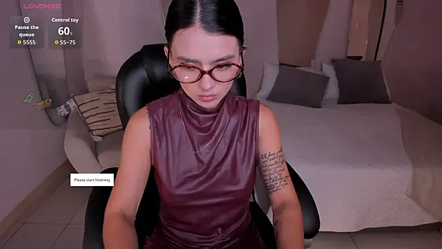 JulietteMoreau online show from April 26, 2026, 11:41 am