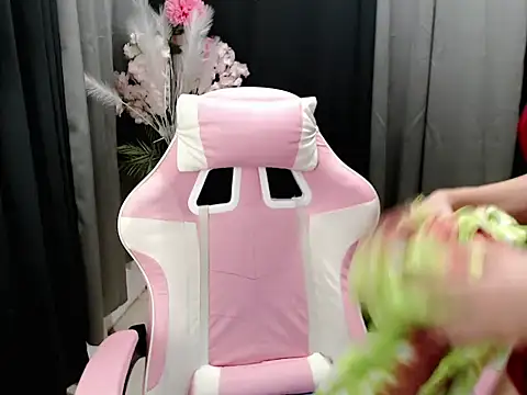 Snapshot of HoneyAfterDark_ chatting on May 5, 2026, 9:23 pm HoneyAfterDark online show from May 5, 2026, 9:23 pm