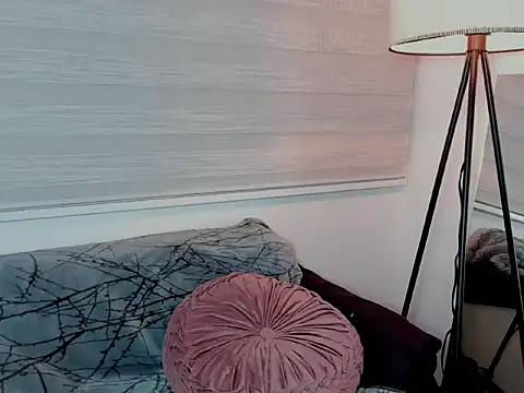 yourlollypetite online show from February 18, 2026, 4:52 am