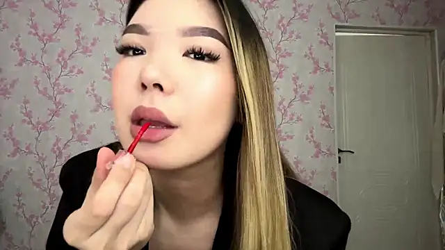 Snapshot of Elina_Mottel chatting on March 21, 2026, 8:19 am Elina Mottel online show from March 21, 2026, 8:19 am