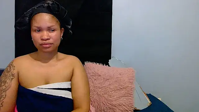 Snapshot of Loyal_Sashaa chatting on June 30, 2026, 1:01 pm Loyal Sashaa online show from June 30, 2026, 1:01 pm