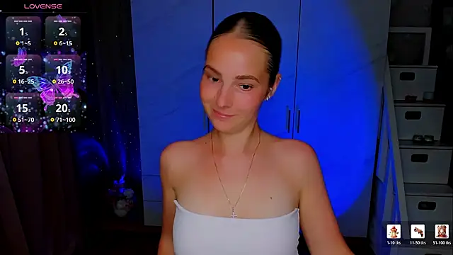 Snapshot of Maddy_Wood_ chatting on July 4, 2026, 5:08 pm Maddy Wood online show from July 4, 2026, 5:08 pm