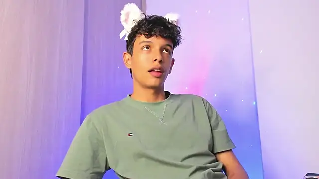 Snapshot of Maxfrost1 chatting on March 7, 2026, 1:24 am Maxfrost1 online show from March 7, 2026, 1:24 am