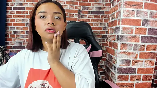 Sienna Lux01 online show from March 11, 2026, 1:22 am