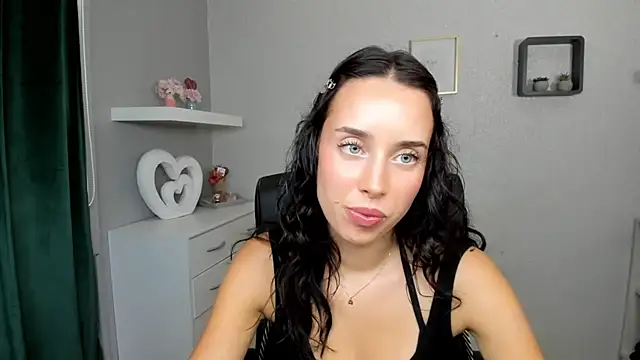 AdeleSolo online show from August 4, 2026, 12:41 pm