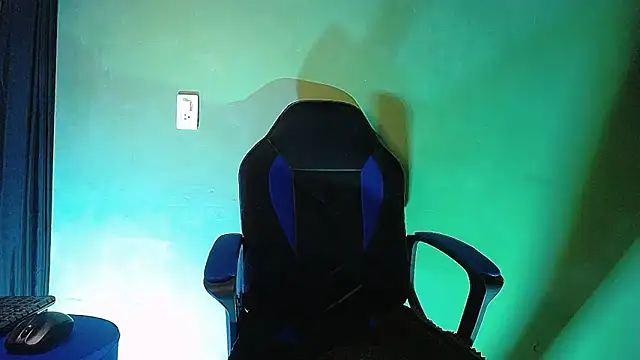 Snapshot of Uriel_Ray_ chatting on February 24, 2026, 10:41 pm Uriel Ray online show from February 24, 2026, 10:41 pm