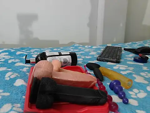 skinnysexy18 online show from June 14, 2026, 7:49 pm